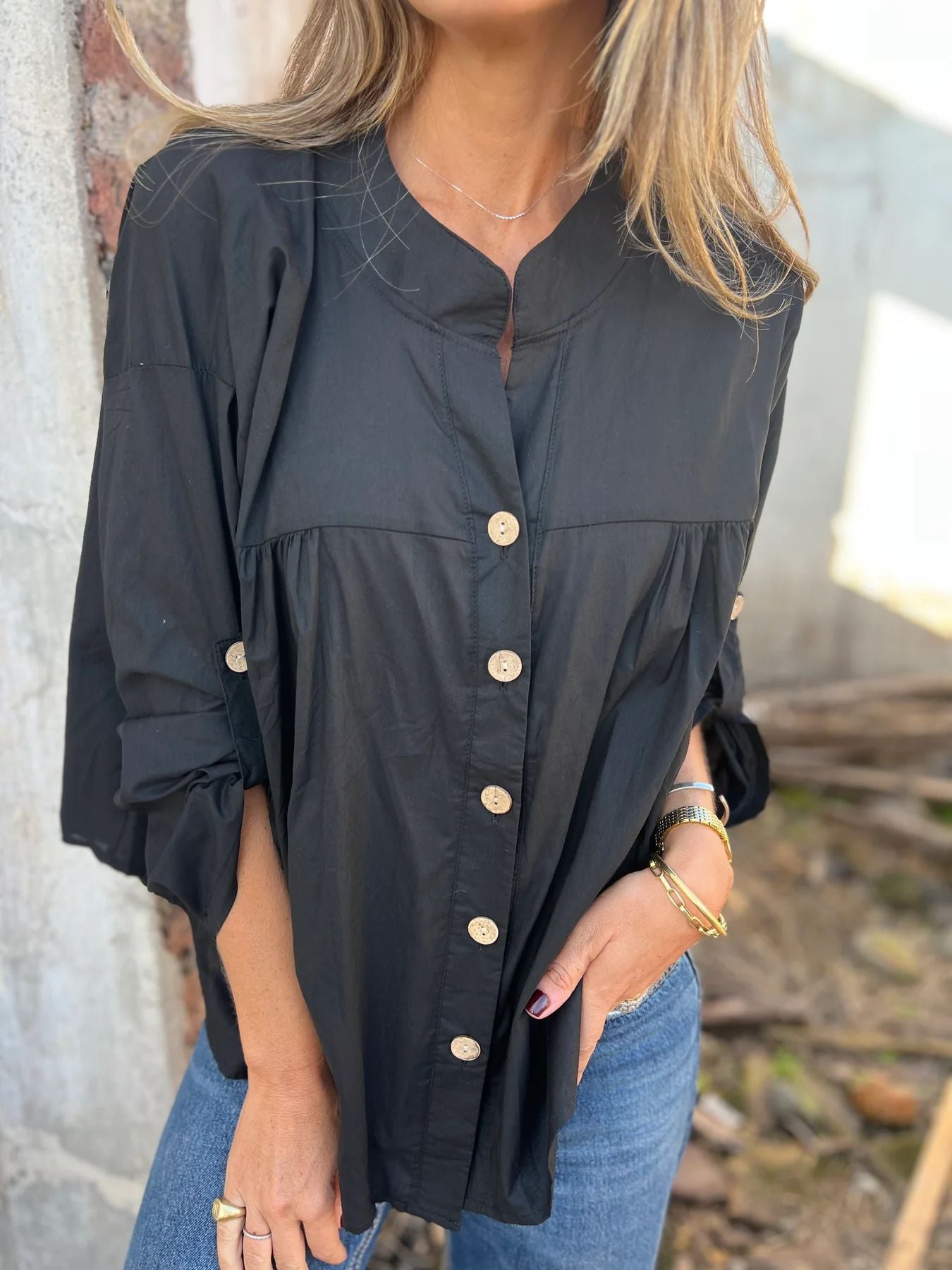 Dame afslappet bluse med knapdetaljer Stilla