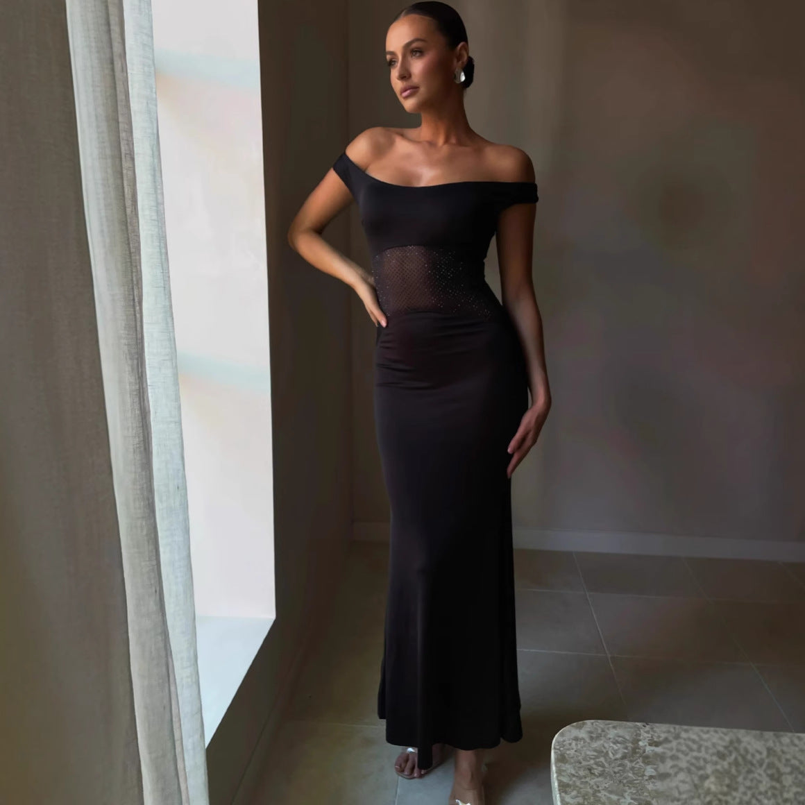 Dame elegant aftenkjole med skulderfri design og figursyet snit Stilla