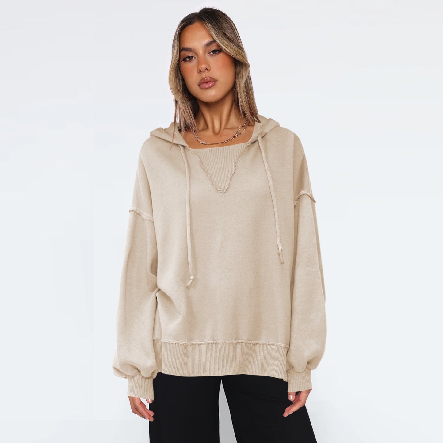 Dame afslappet hoodie med bred pasform og moderigtige detaljer Stilla