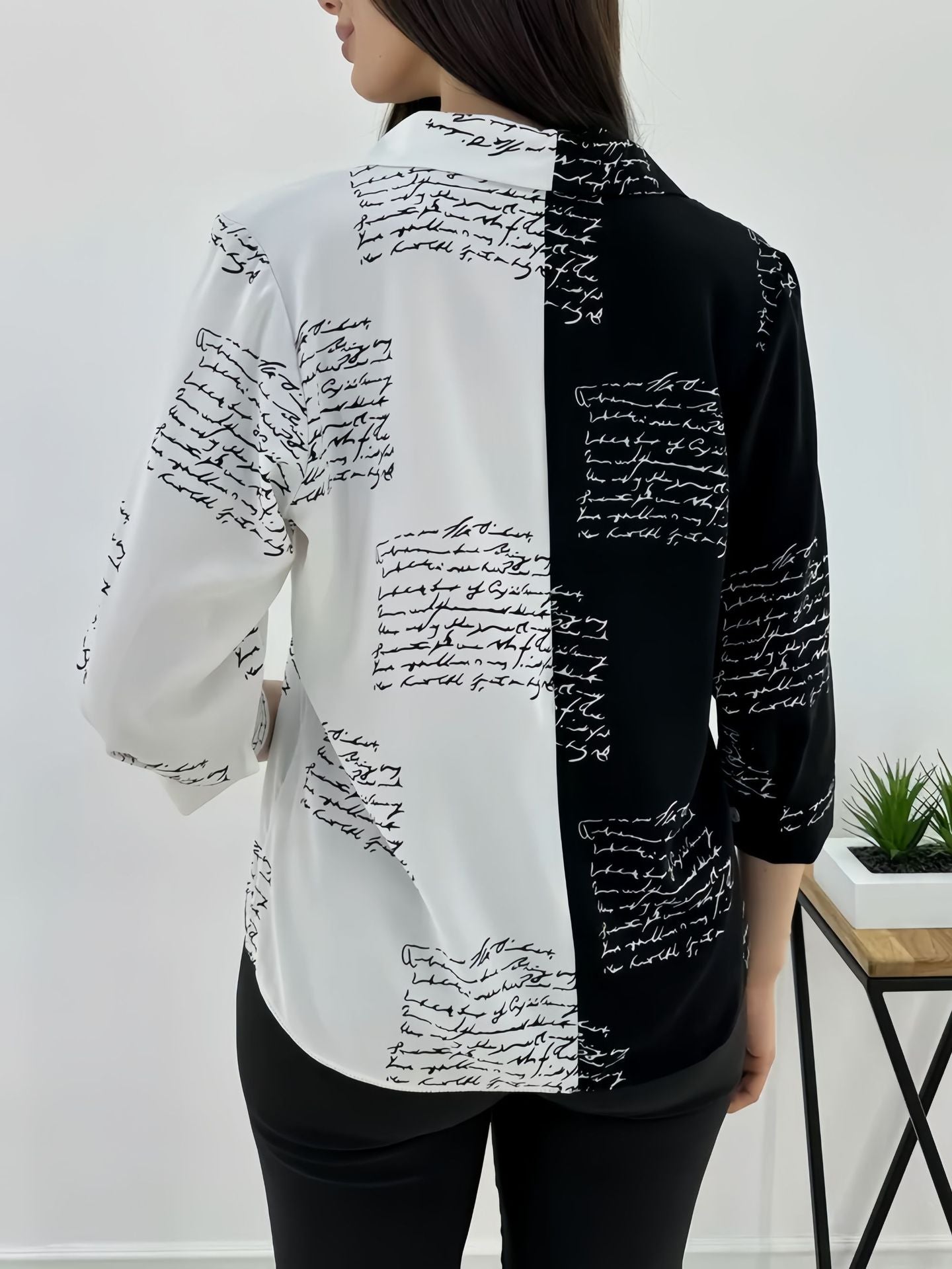 Dame Elegant Bluse med kontrastfarvet skriftmønster og tætsiddende snit Stilla