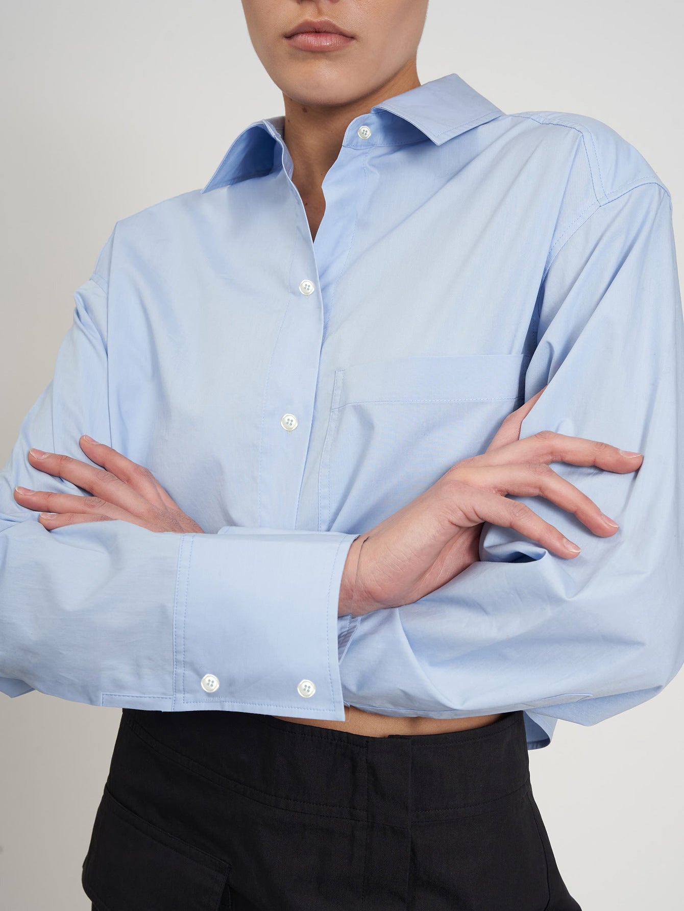 Dame cropped skjorte med moderne V-udskæring og praktisk brystlomme Stilla