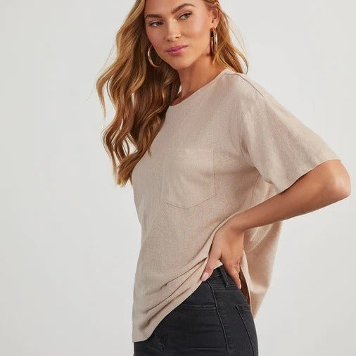Dame afslappet kortærmet top med stilfuldt brystlomme-design og høj kvalitets viskose Stilla