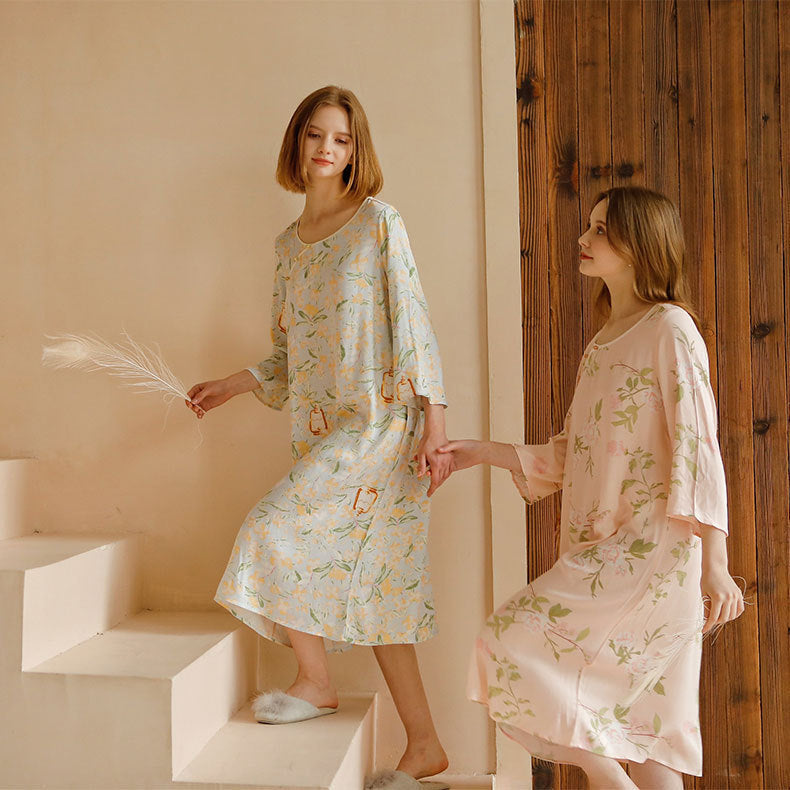 Dame pyjamasæt med elegant blomsterdesign og løs pasform Stilla