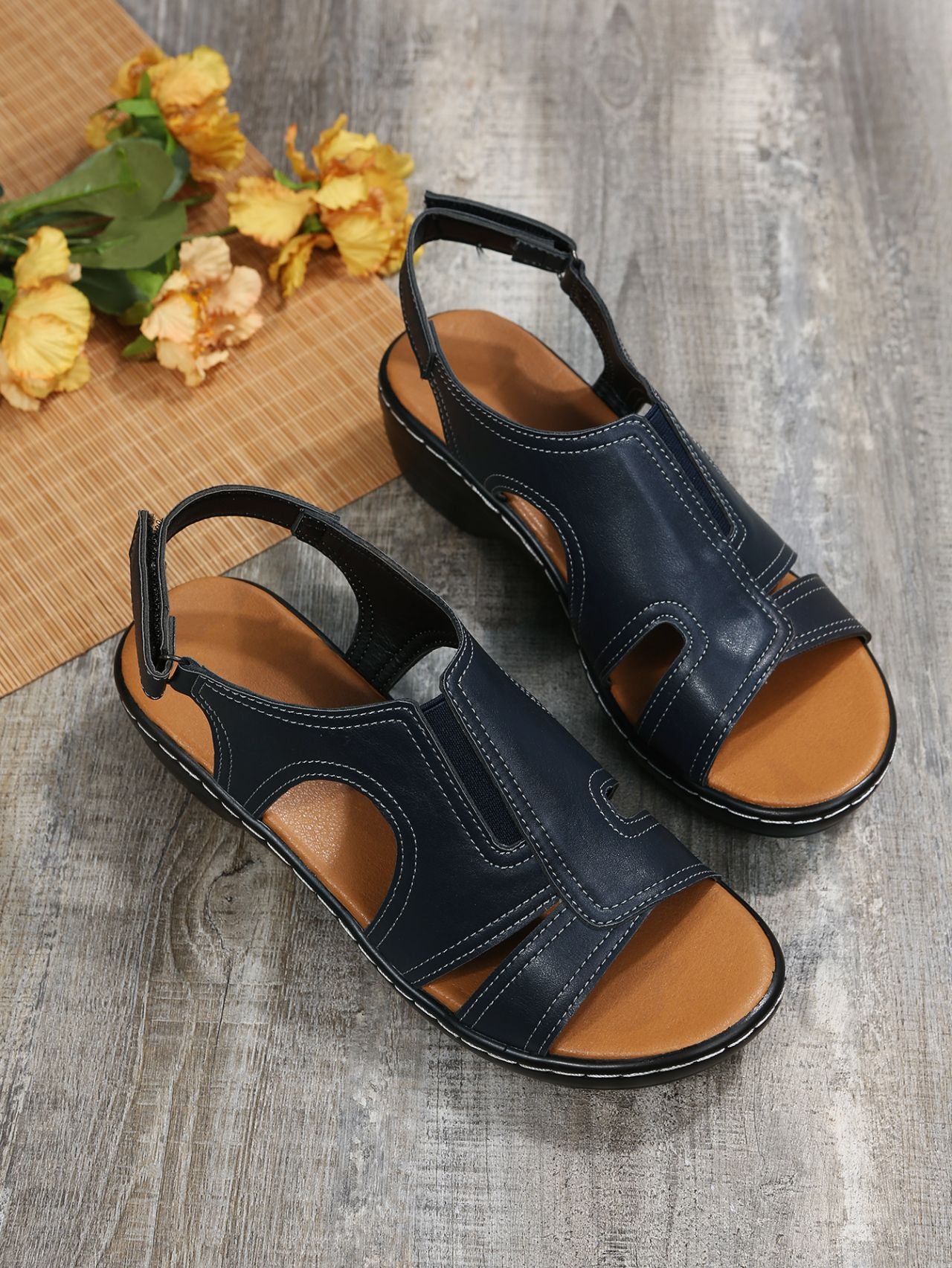 Dame komfortable sandaler med åndbar hulstruktur og justerbart remdesign Stilla