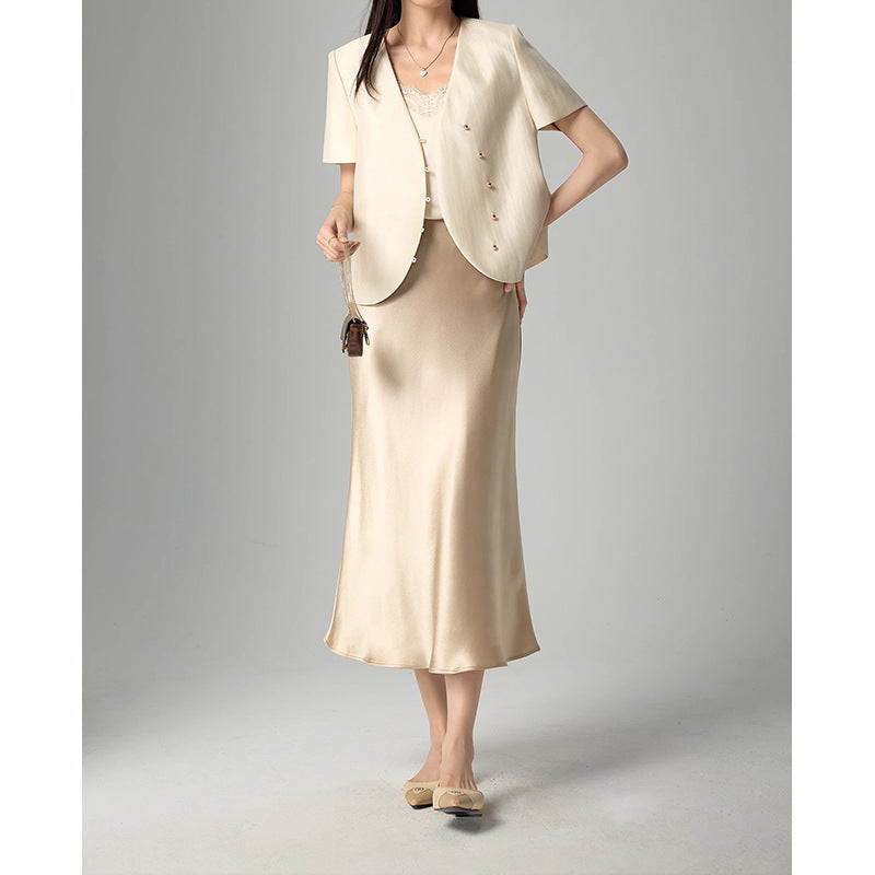 Dame elegant blazerjakke med svingende skørt og fine detaljer Stilla