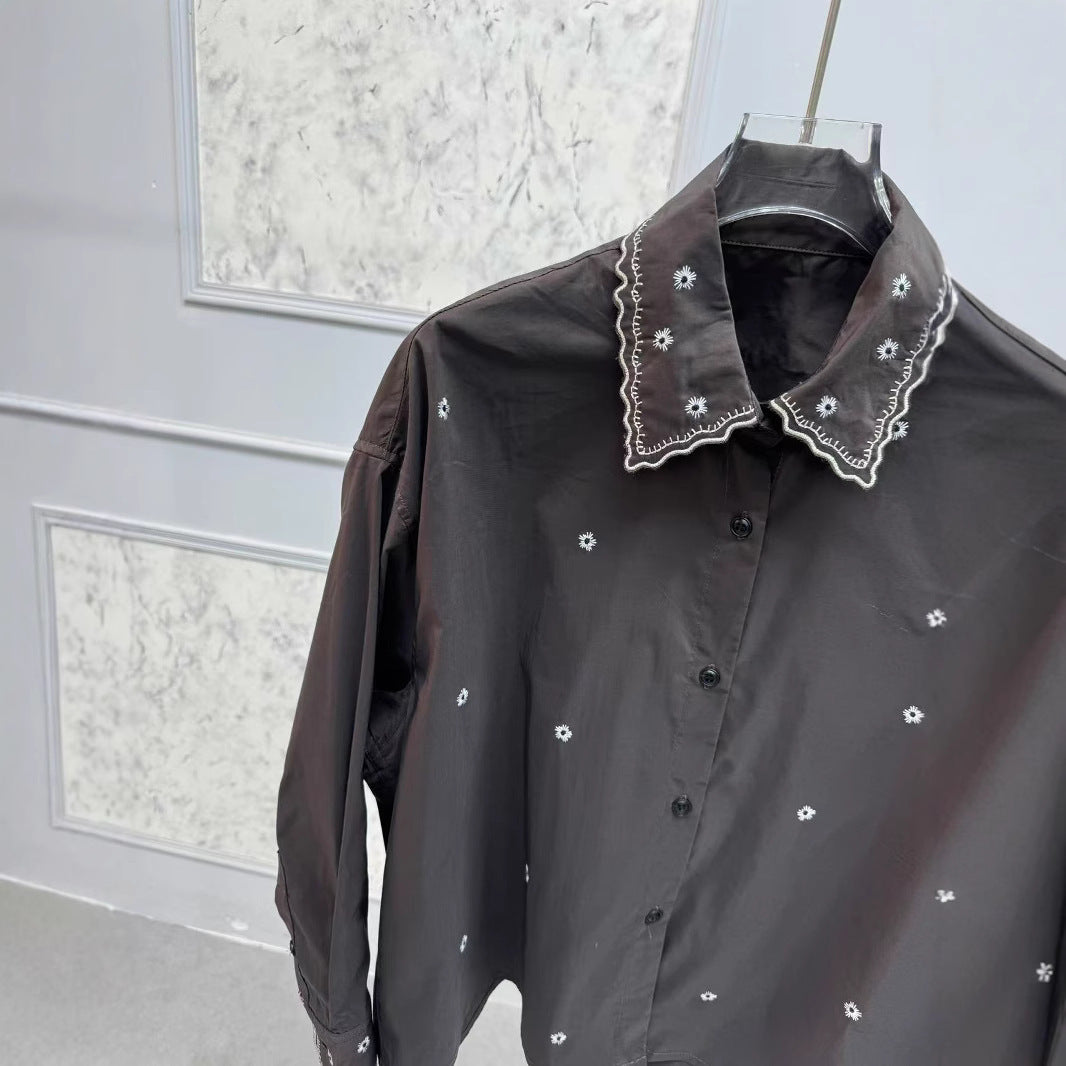 Dame afslappet bluse med filigran blomsterbroderedesign og vidde udskårne ærmer Stilla