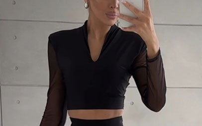 Dame cropped top med transparente lange ærmer og elegant V-udskæring Stiila