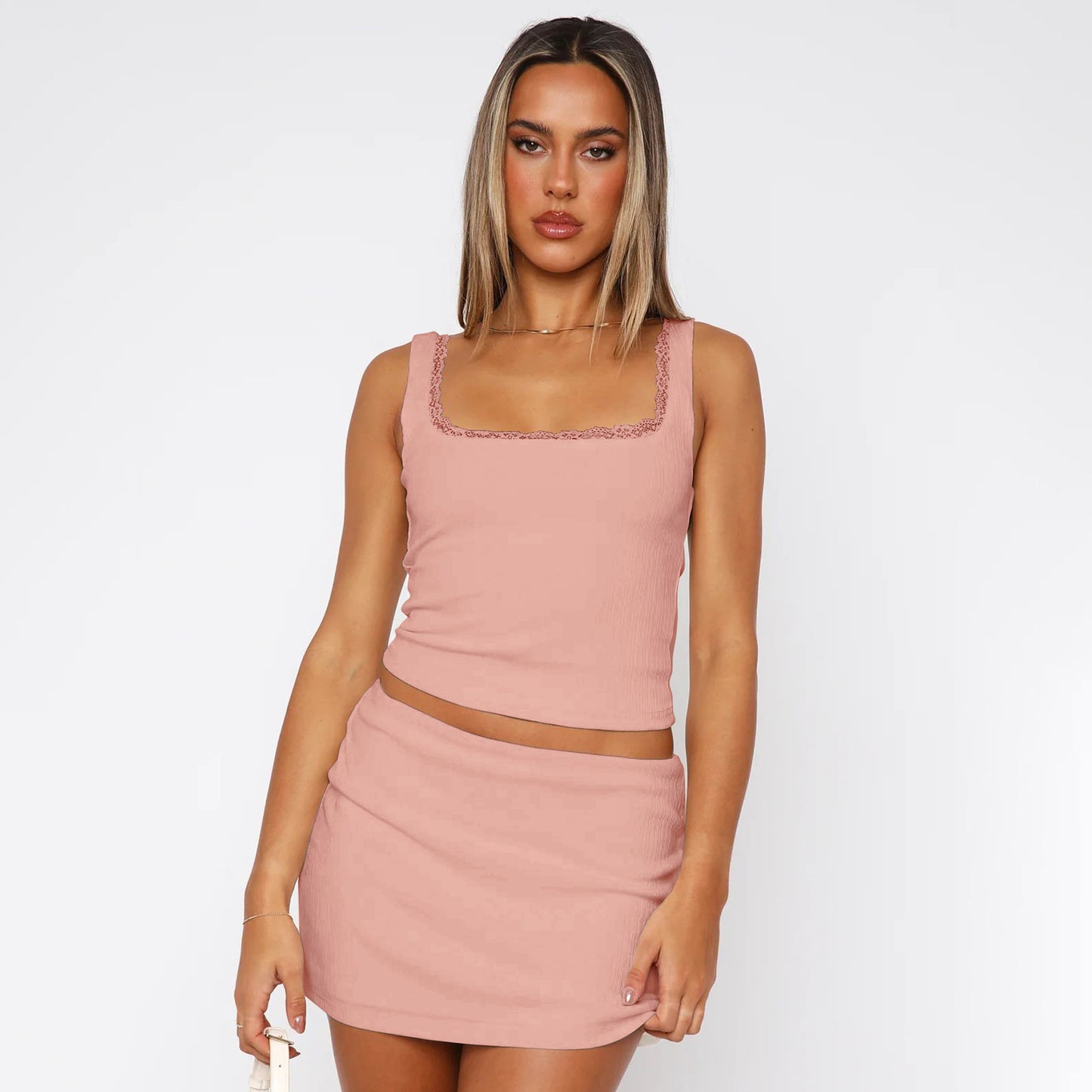 Dame cropped top med fin blondebort og figurvenlig pasform Stilla