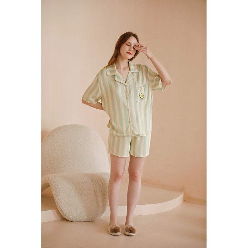 Dame afslappet kort pyjamasæt med stribet design og knaplukning Stilla