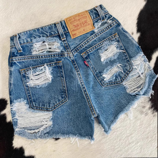Dame Destroyed Jeansshorts i vintage stil med frynset kant og moderne ripped-detaljer Stilla