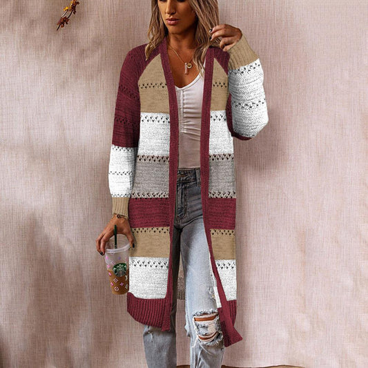 Dame strikket cardigan i retro patchwork stil med lange ærmer og åben front Stilla
