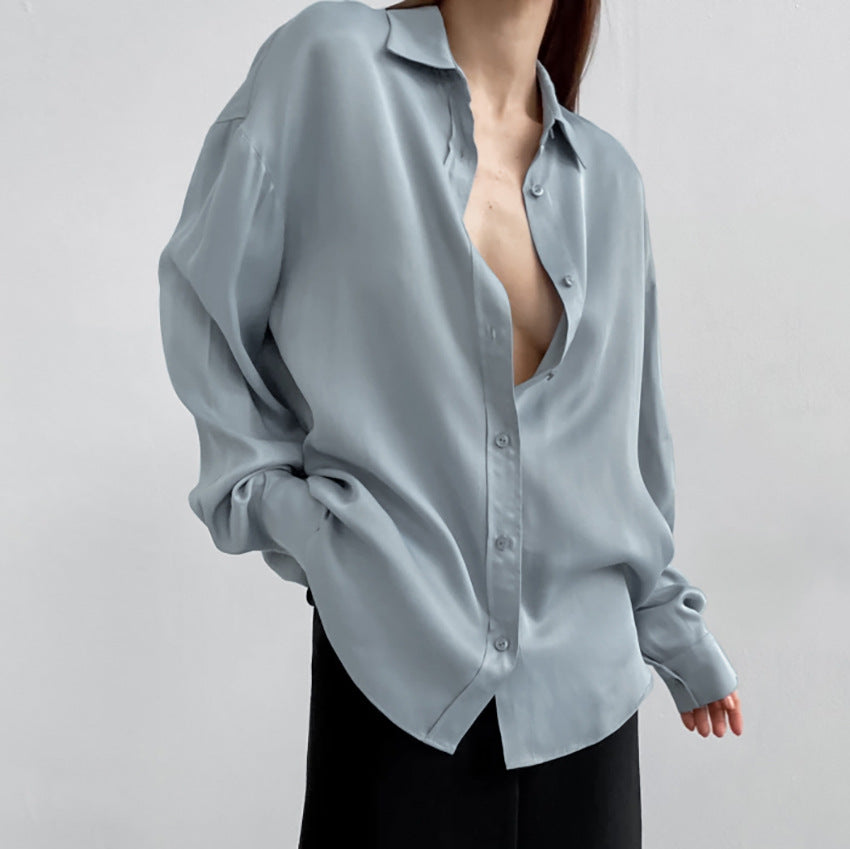 Dame Elegant Bluse med dyb V-udskæring og let satin-finish Stilla