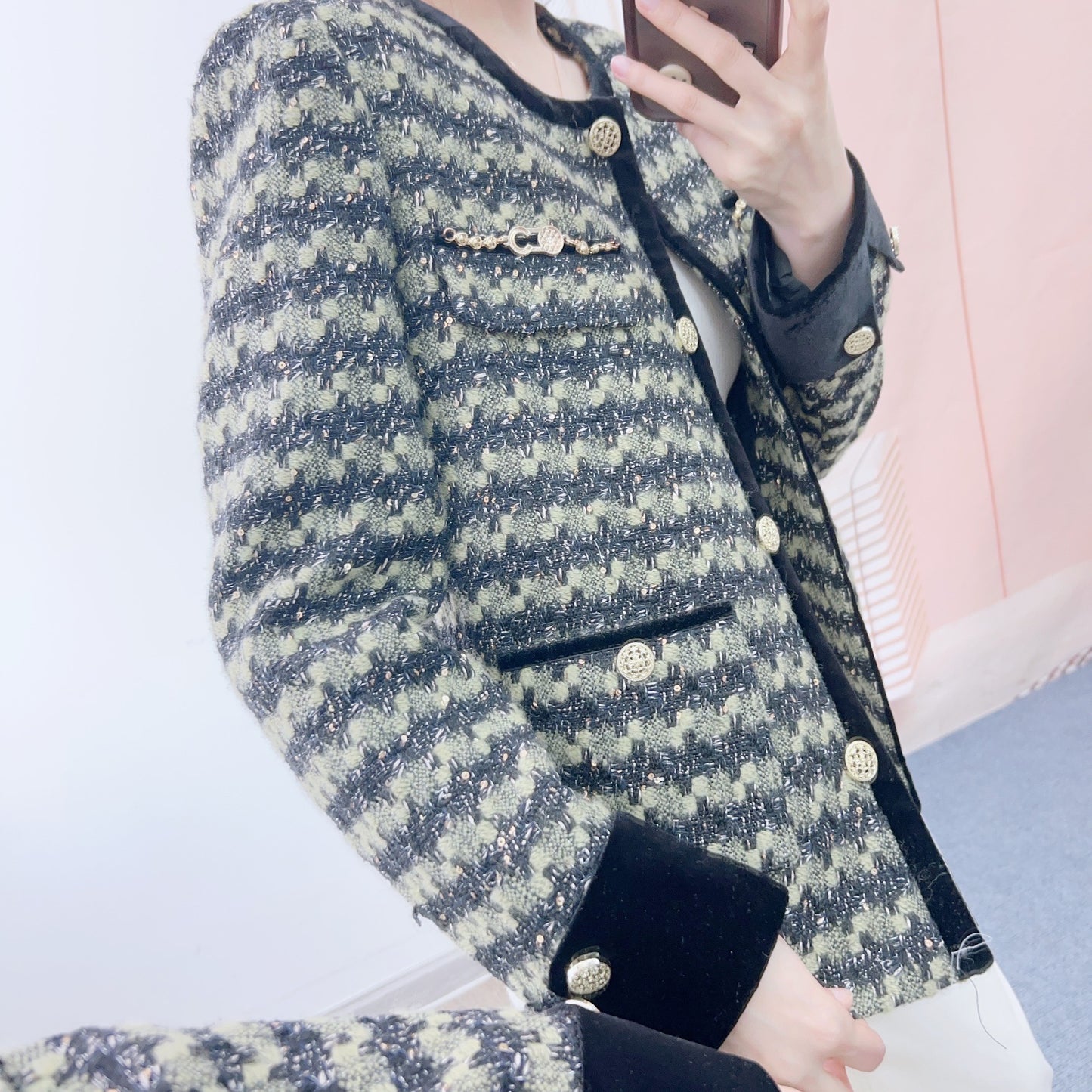 Dame elegant Boucle-jakke med dekorative knapdetaljer og klassisk snit Stilla