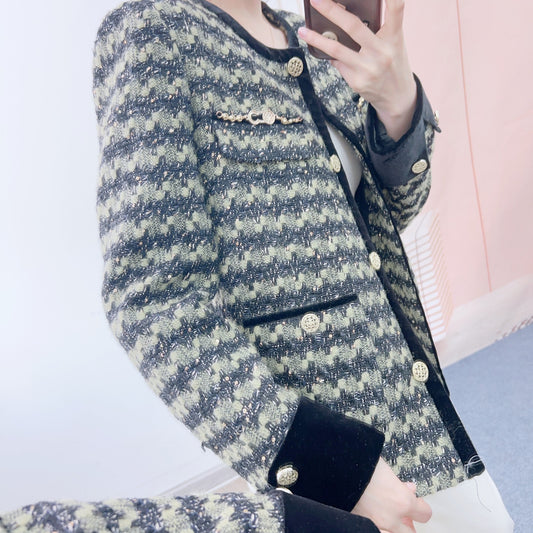 Dame elegant Boucle-jakke med dekorative knapdetaljer og klassisk snit Stilla