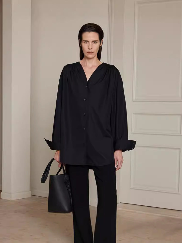 Dame afslappet bluse med V-udskæring og elegante detaljer Stilla