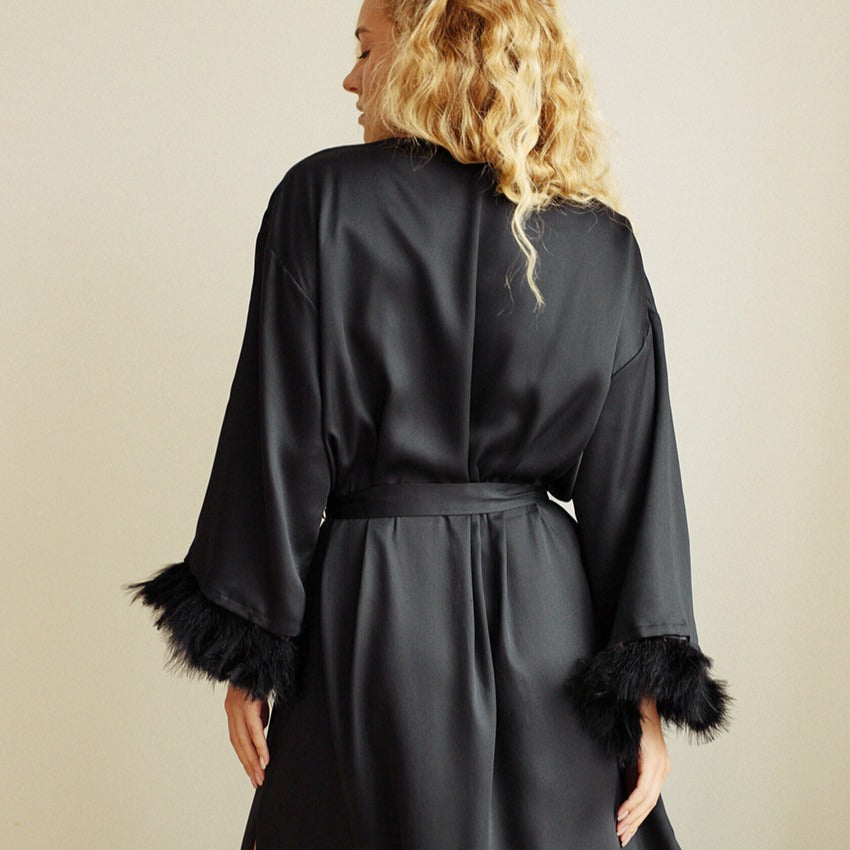 Dame elegant badekåbe med fine fjer og smart V-udskæring Stilla