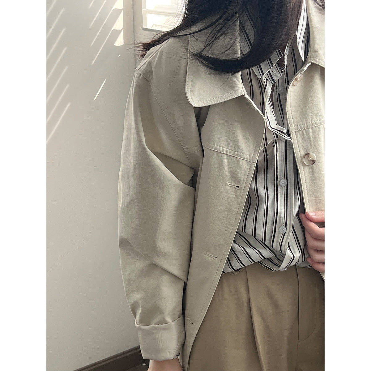 Dame afslappet overgangsjakke med knap-front og dyb krave Stilla