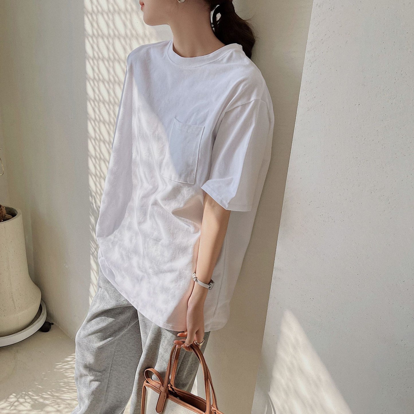 Dame afslappet basis T-shirt med praktisk brystlomme og moderne snit Stilla