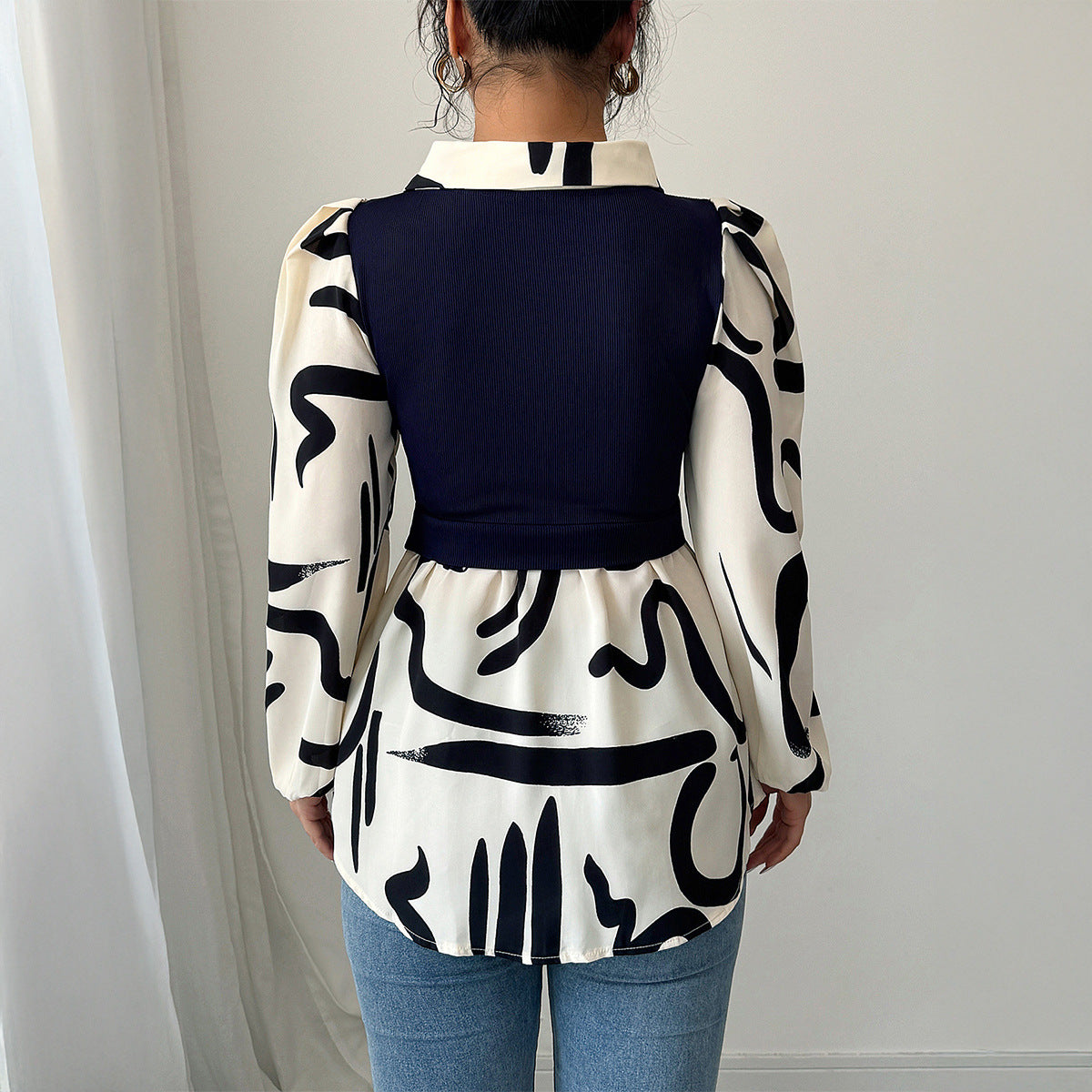 Dame designer-bluse med voluminøse ærmer og moderne mønster Stilla