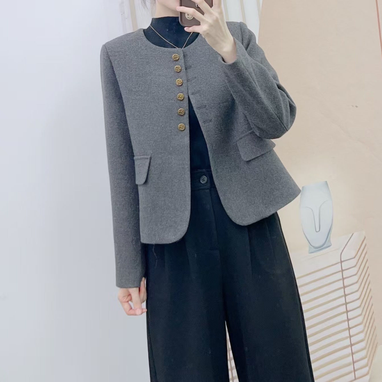 Dame elegant blazerjakke med skinnende knapdetaljer og praktiske lommer Stilla