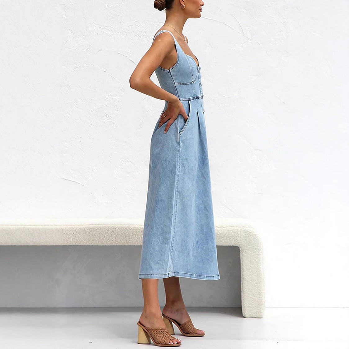 Dame denim midikjole med knaplukning og tætsiddende snit Stilla