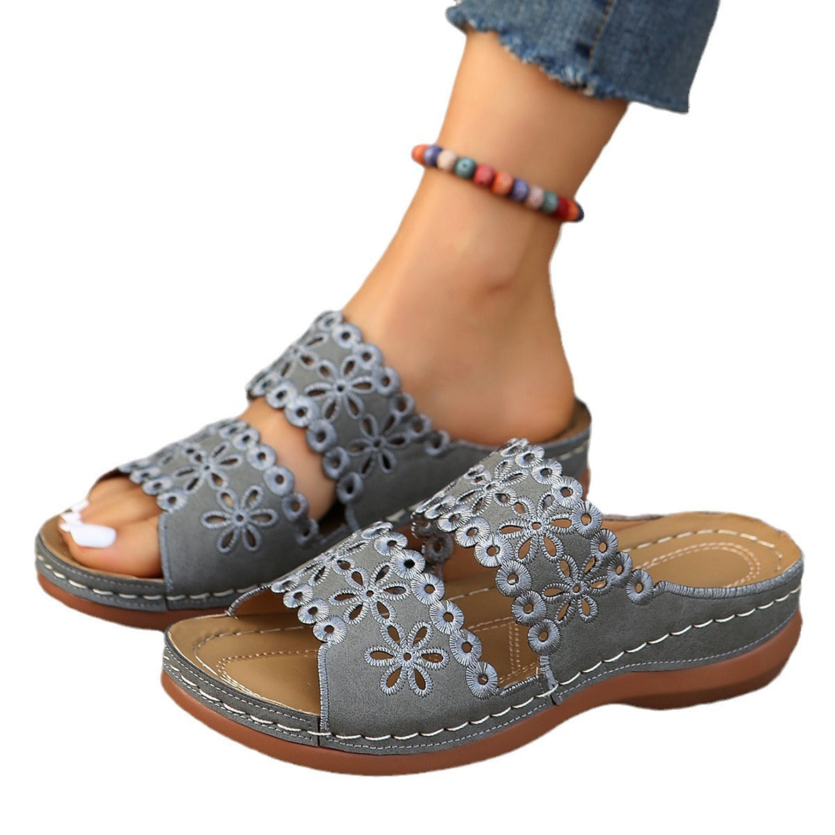 Dame åbne clogs med blomsterudskæringer og behagelig sål Stilla