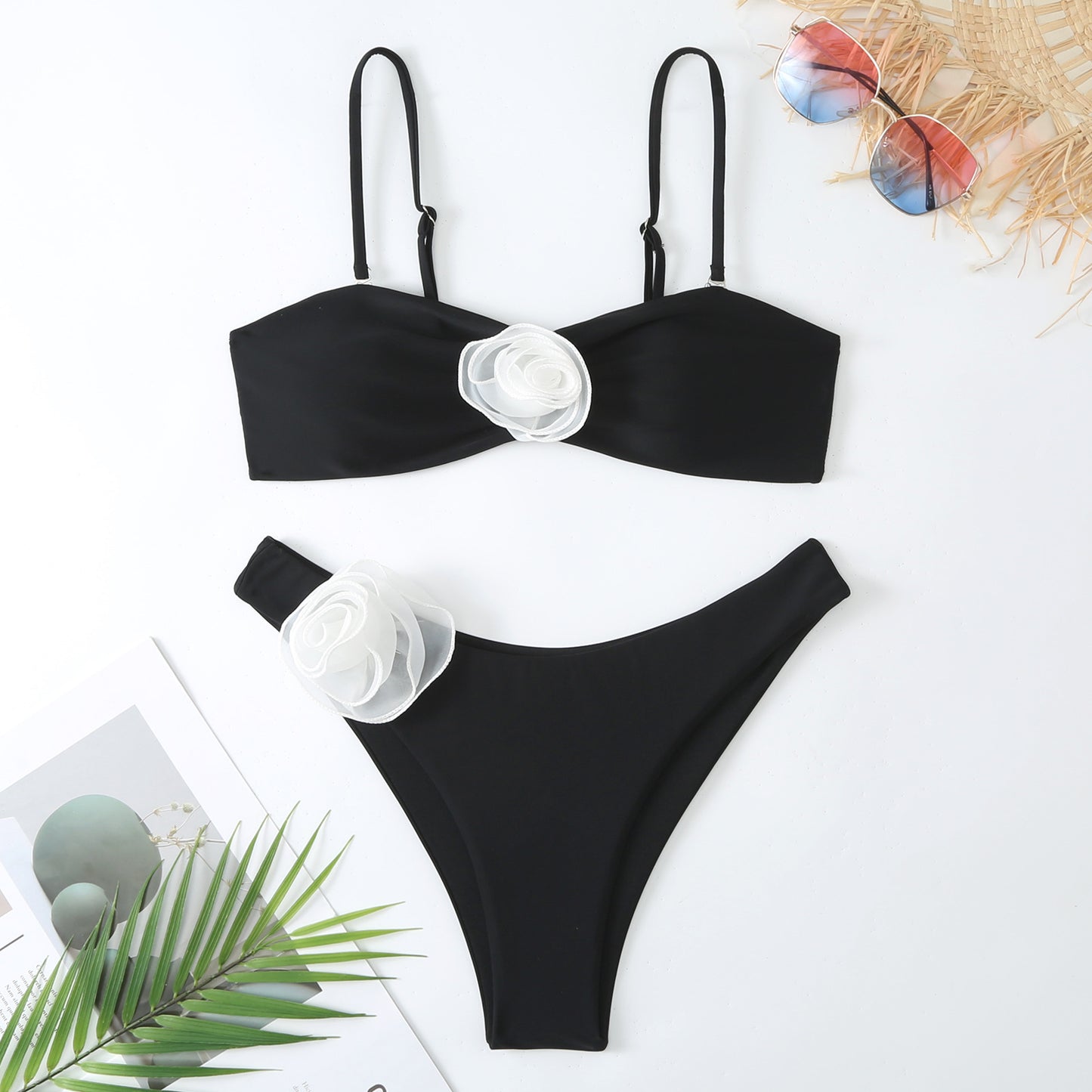Dame Bikini sæt med legesyg blomsterdekoration og behagelige stropper Stilla