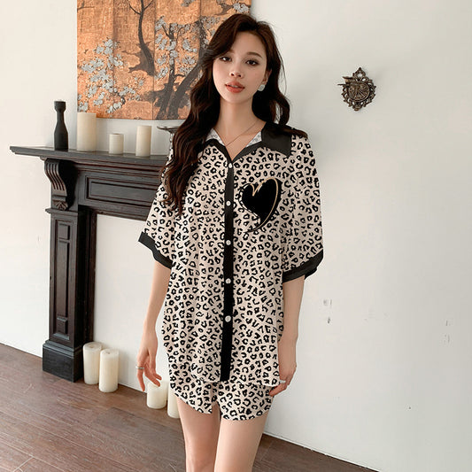 Dame afslappet natbluse i leopardprint med hjertemotiv Stilla