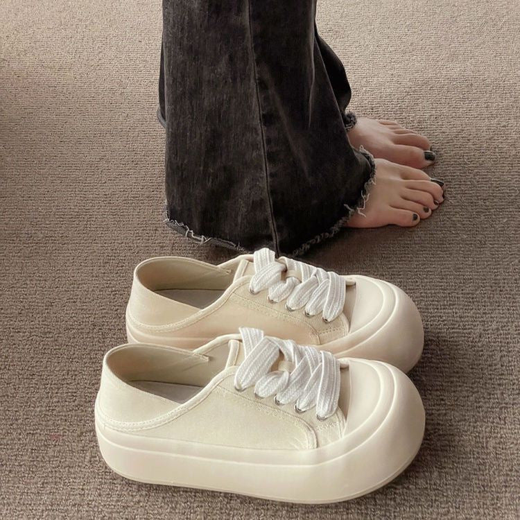 Dame platform sneakers med nostalgisk design og brede snørebånd Stilla