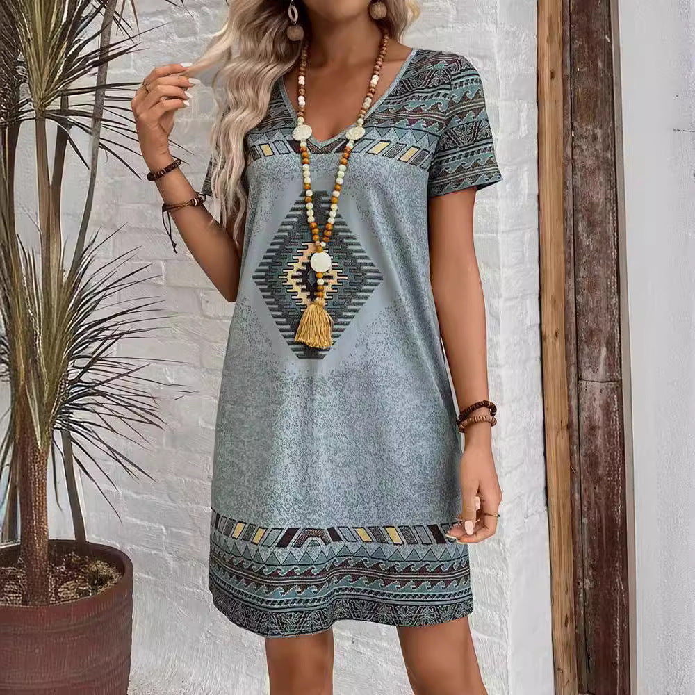 Dame afslappet strandkjole med V-udskæring og farverigt etnisk design Stilla