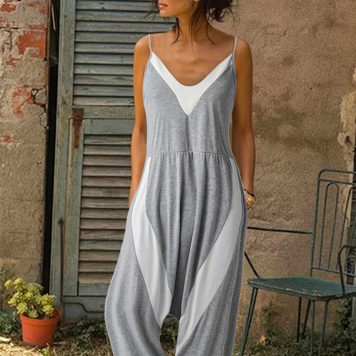 Dame løs jumpsuit med dyb V-udskæring og sidelommer Stilla