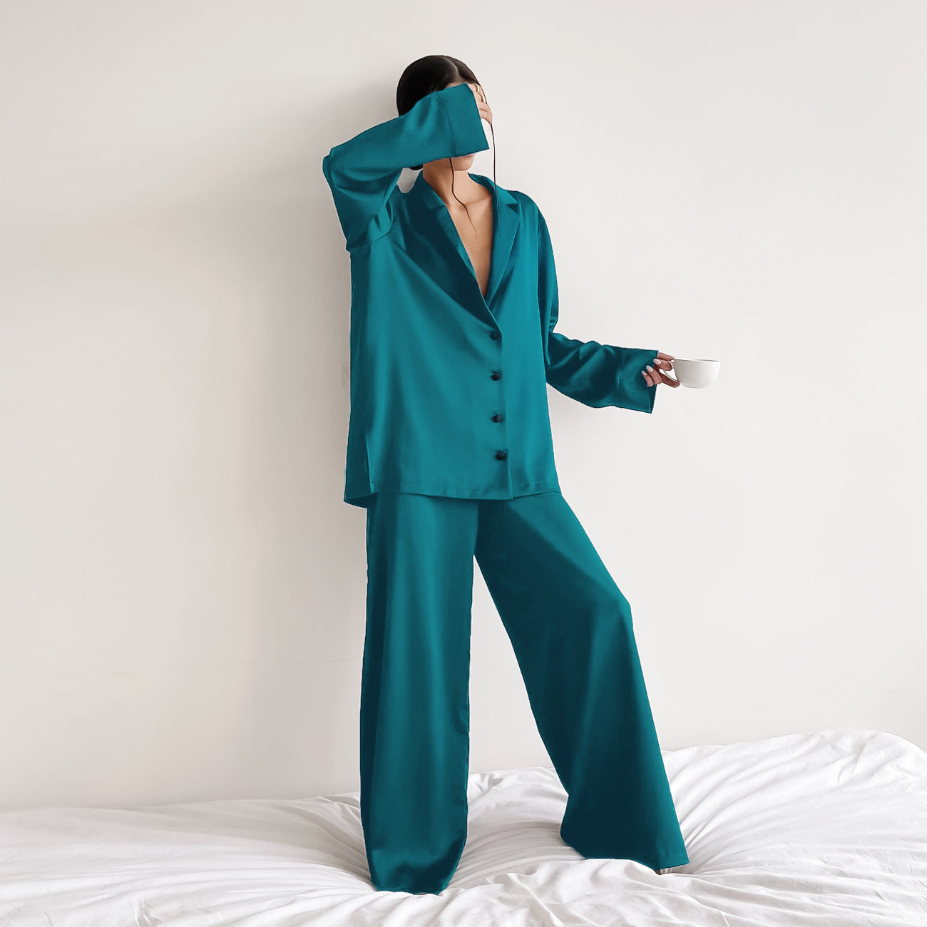 Dame Satin Pyjama-sæt med elegant V-udskæring og brede ben Stilla