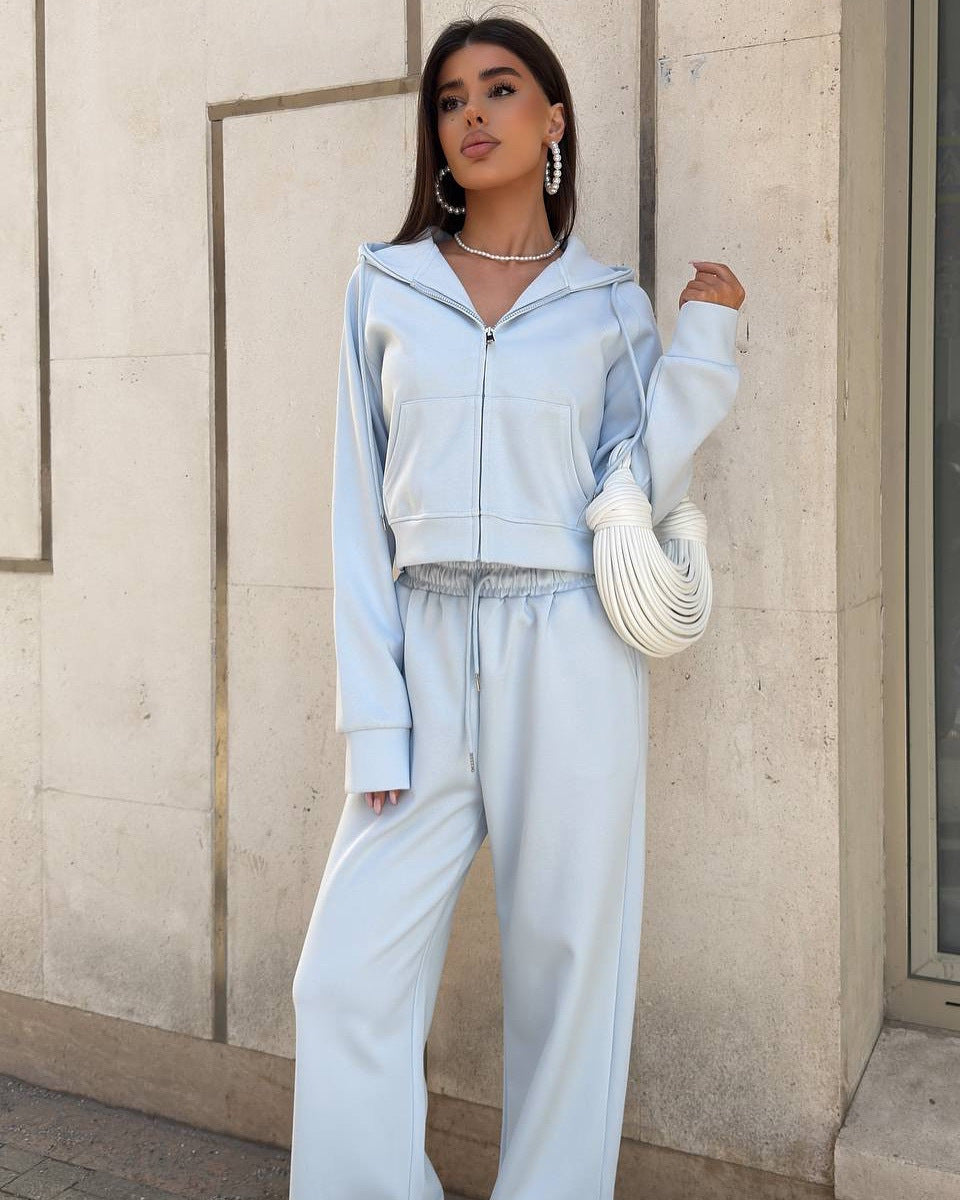 Dame afslappet joggingdragt-sæt med cropped hoodie og brede bukser Stilla