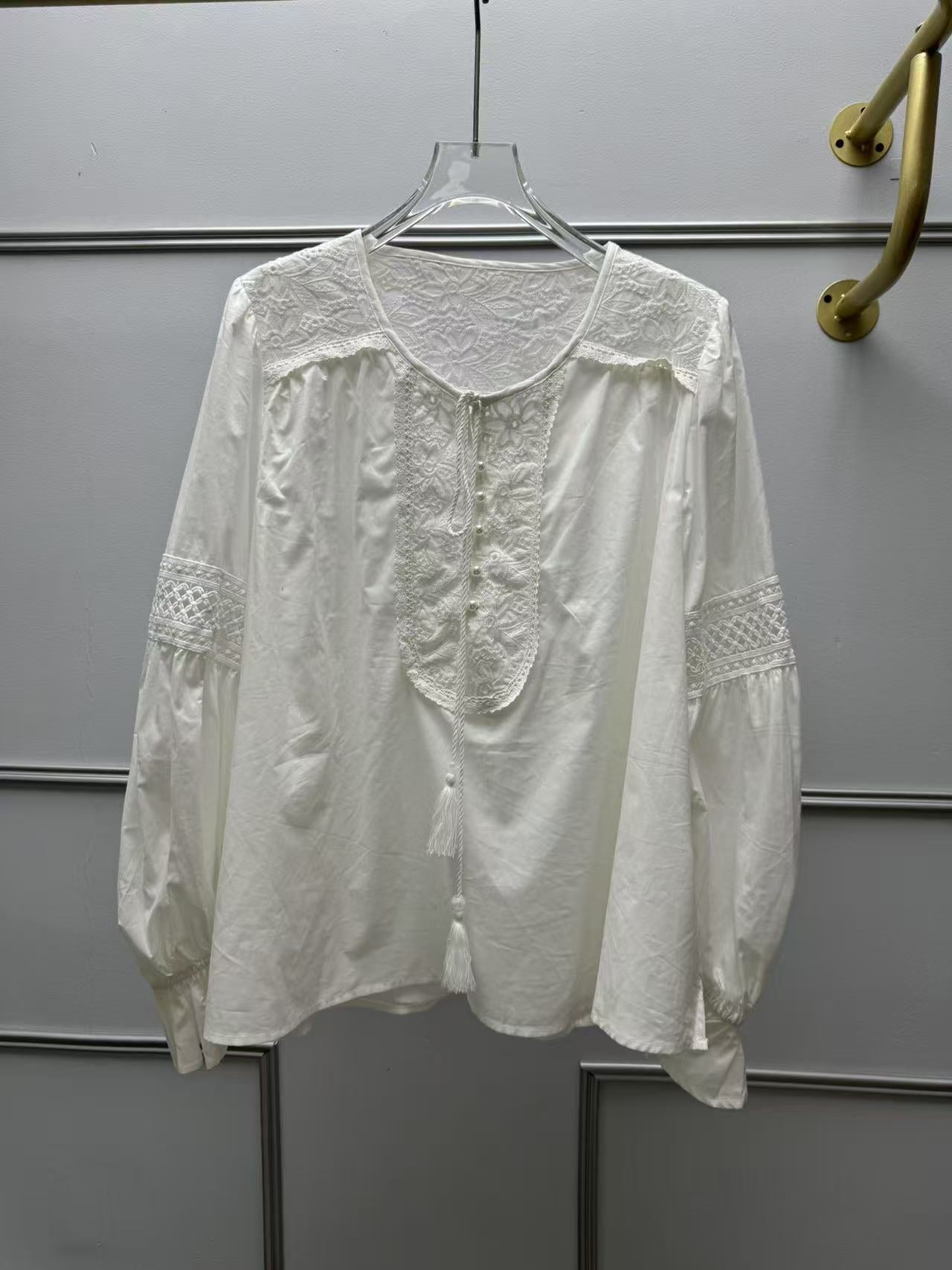 Dame elegant bluse med fine broderidetaljer og knaplukning Stilla