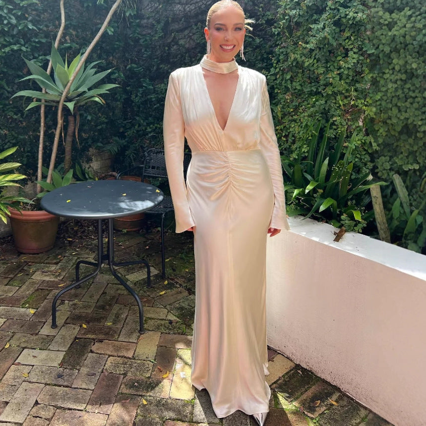 Dame elegant aftenkjole med dyb V-udskæring og raffinerede folder Stilla