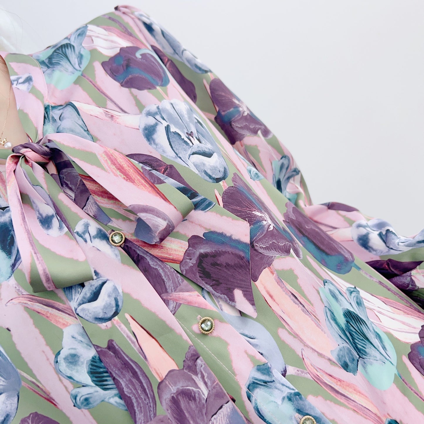 Damebluse med sløjfelukning og blomsterdesign Stilla