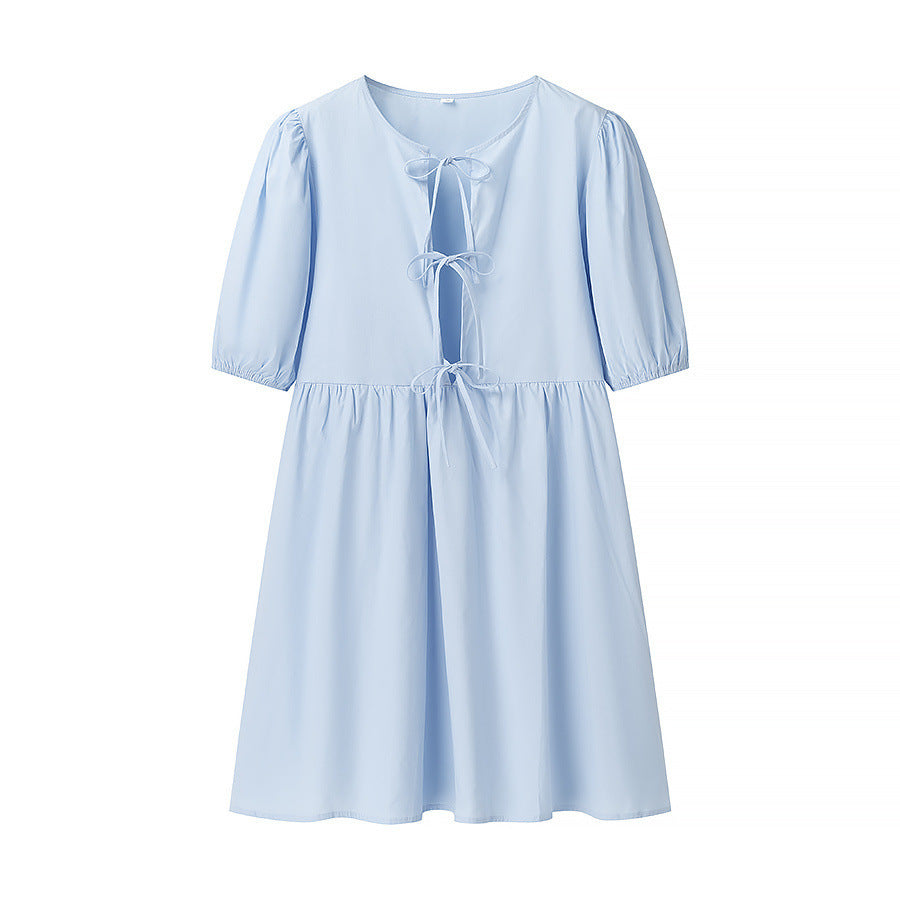 Dame afslappet kjole med flæsedetaljer og blomstret bindebånd Stilla