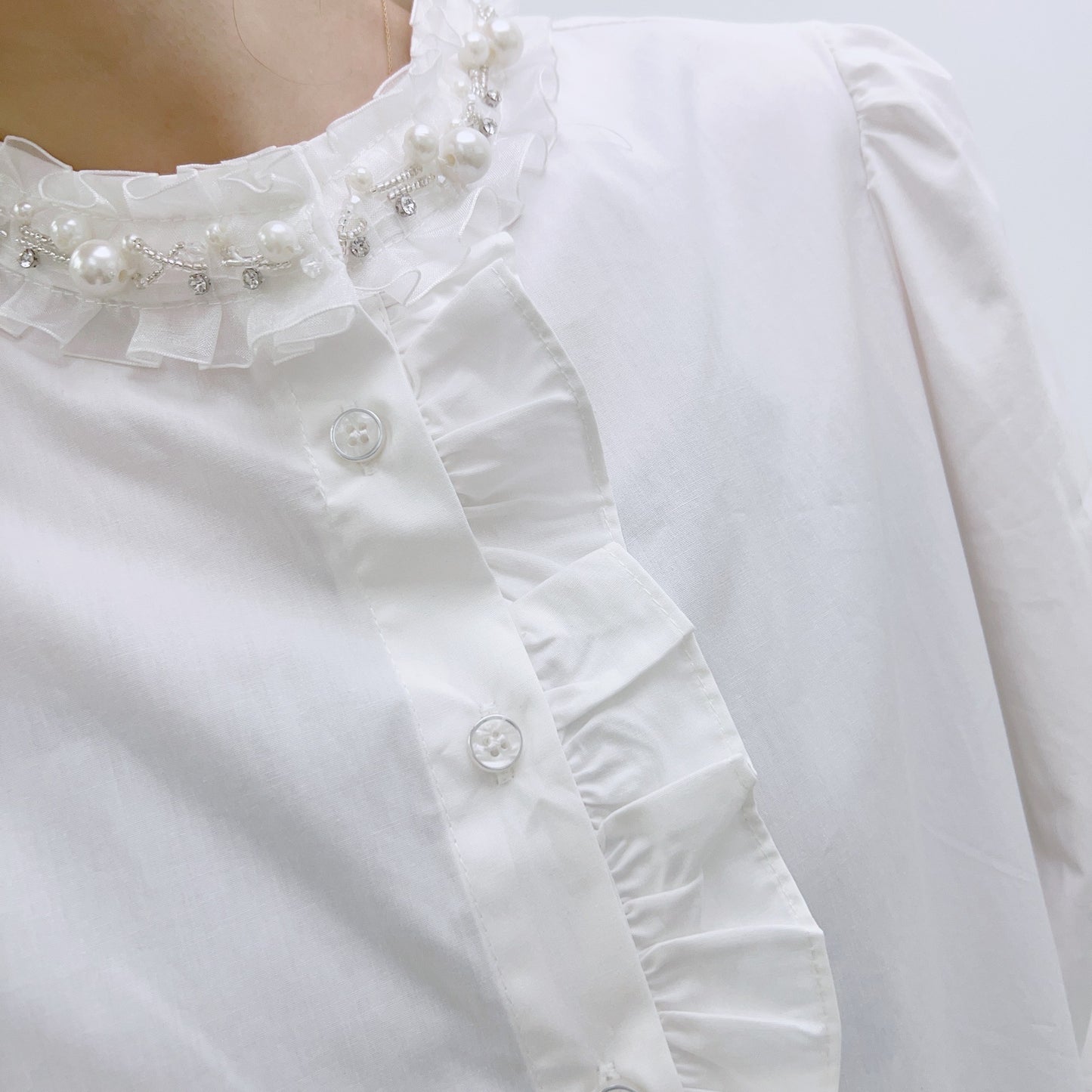 Dame Elegant Bluse med Volantdetaljer og Voluminøse Ærmer Stilla