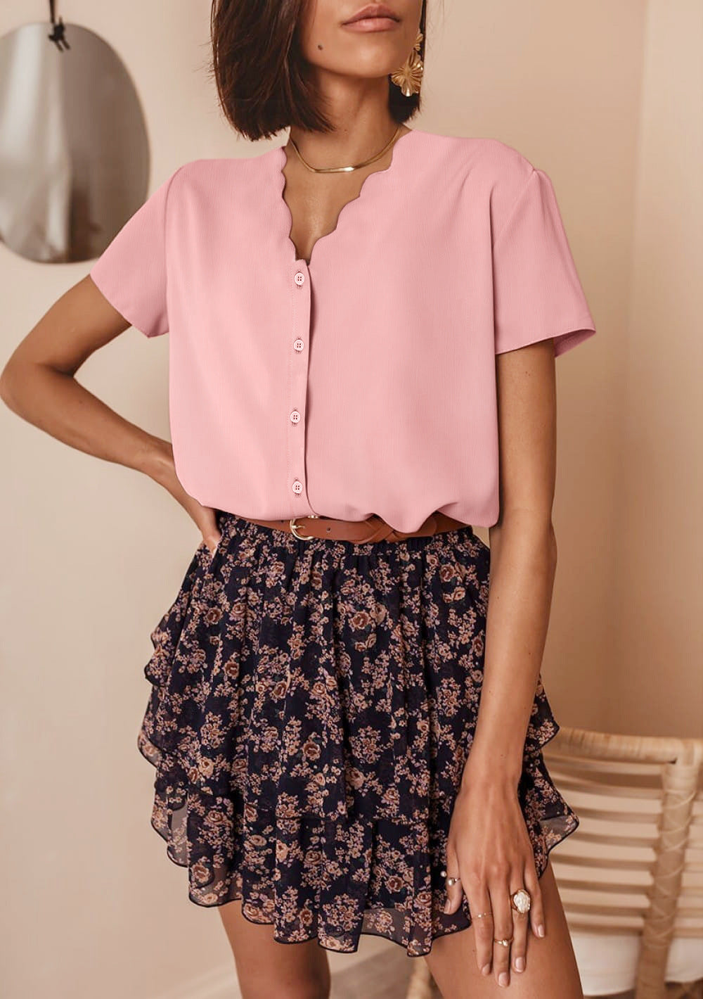 Dame elegant bluse med unik bølgekant og knaplås Stilla