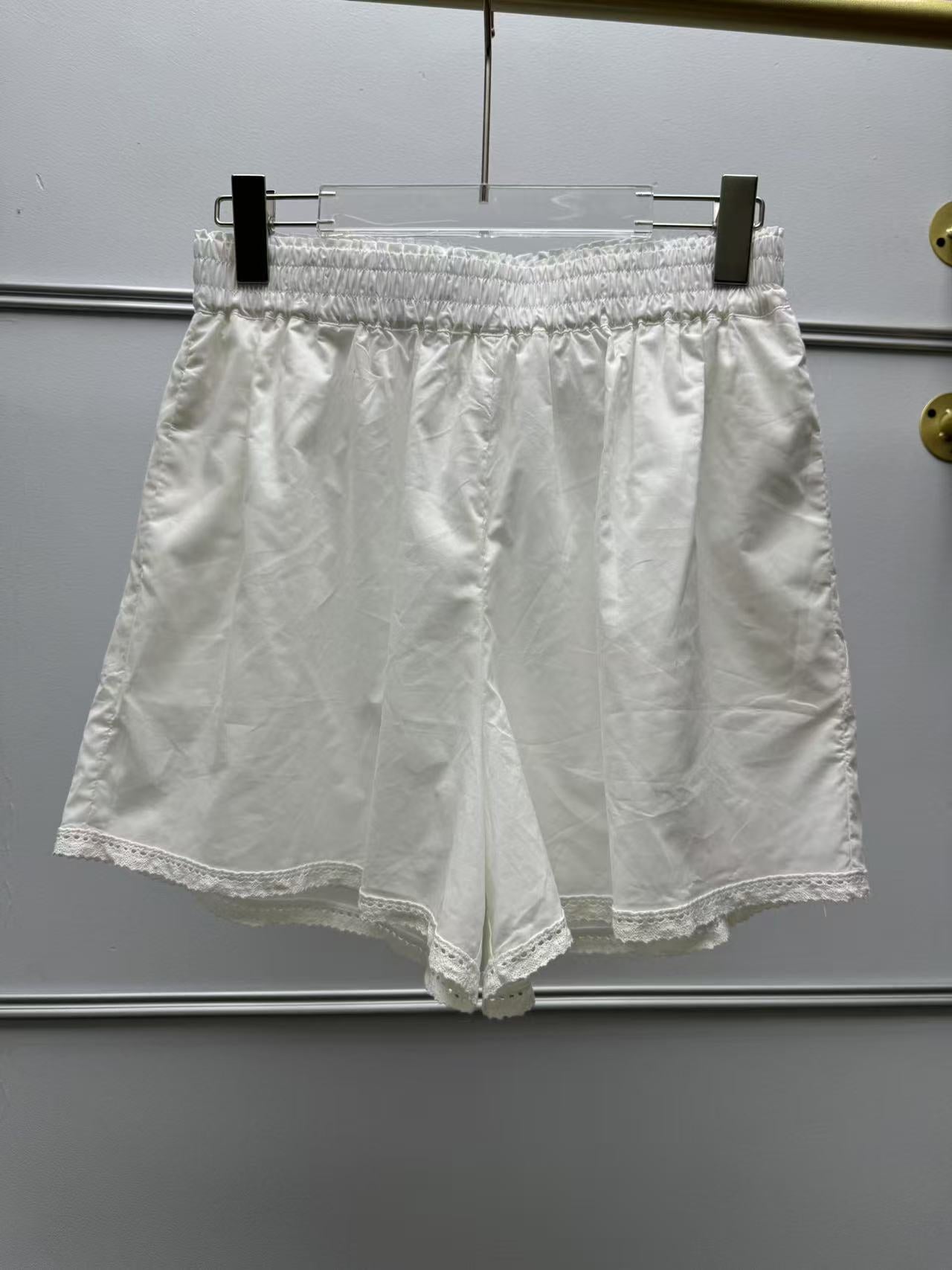 Dame elegant bluse med fine broderidetaljer og knaplukning Stilla