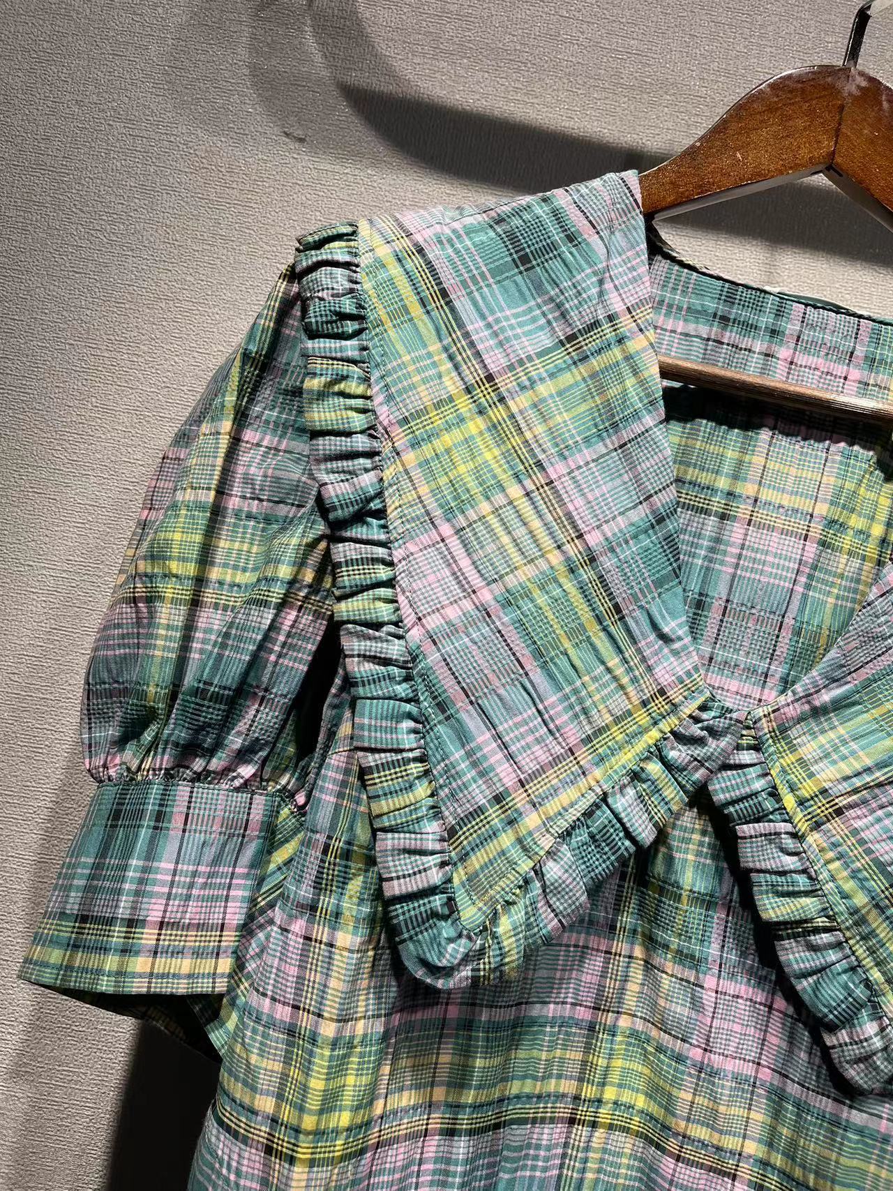 Damebluse med stort krave og flæsedetaljer Stilla