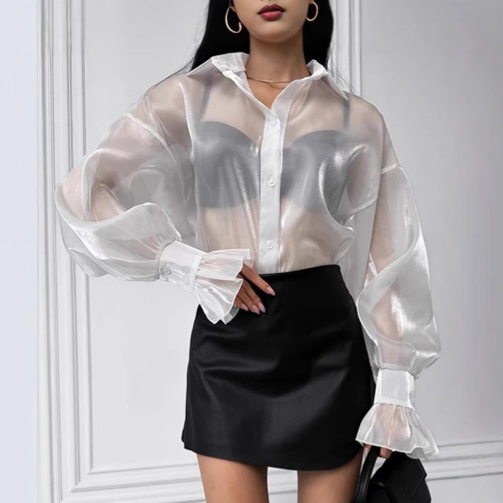 Dame Transparent Bluse med voluminøse ærmer og elegante volangdetaljer Stilla