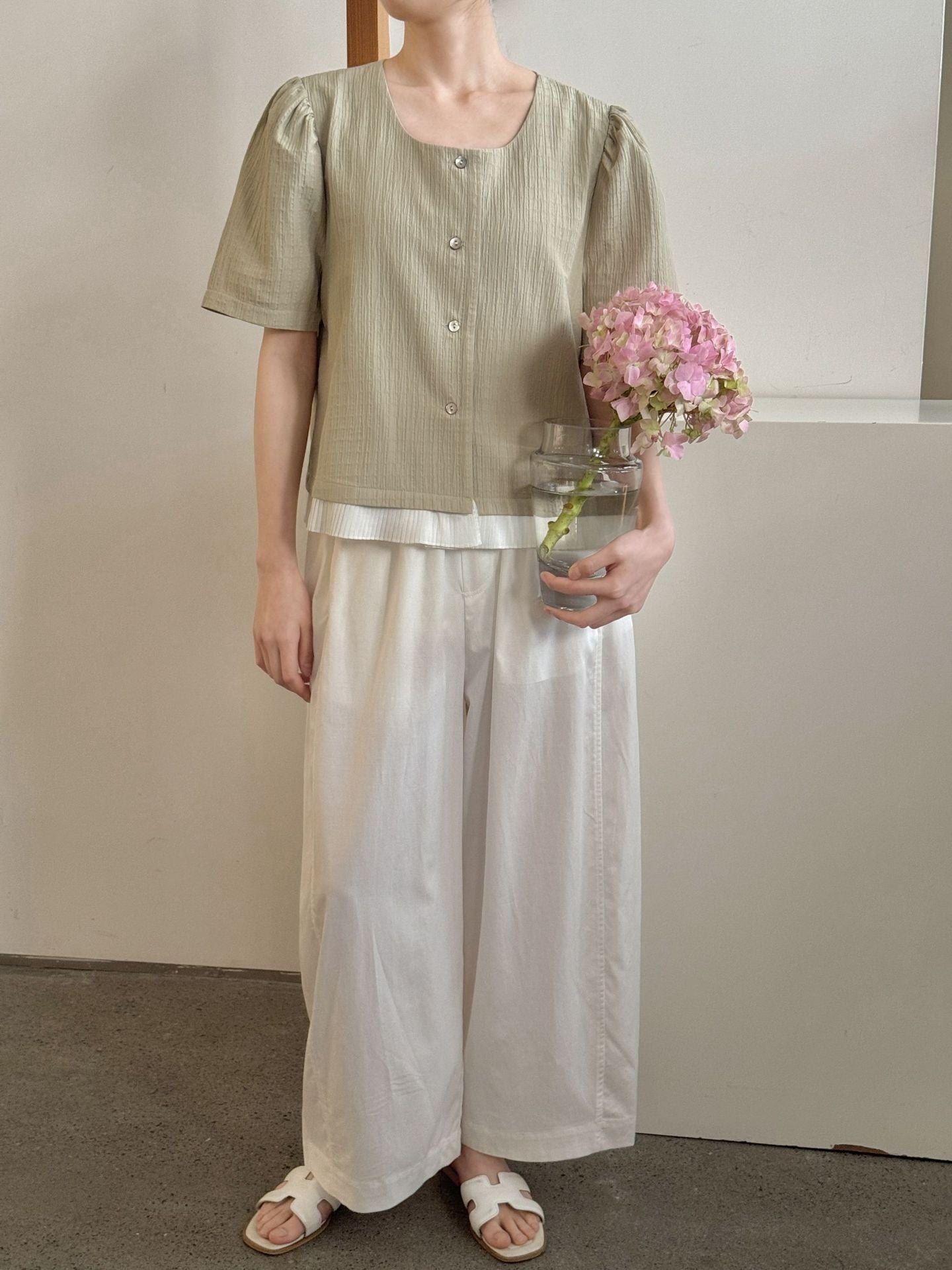 Dame afslappet bluse med rynket kortærmet og knaplukning Stilla