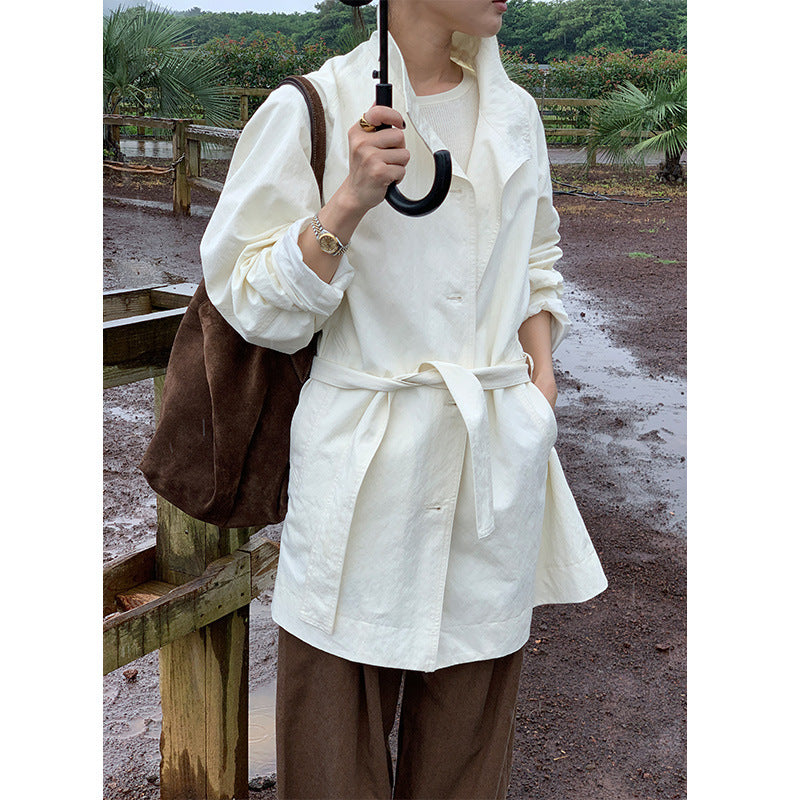 Dame afslappet overgangsjakke med høj lukket krave og praktisk taljebælte Stilla