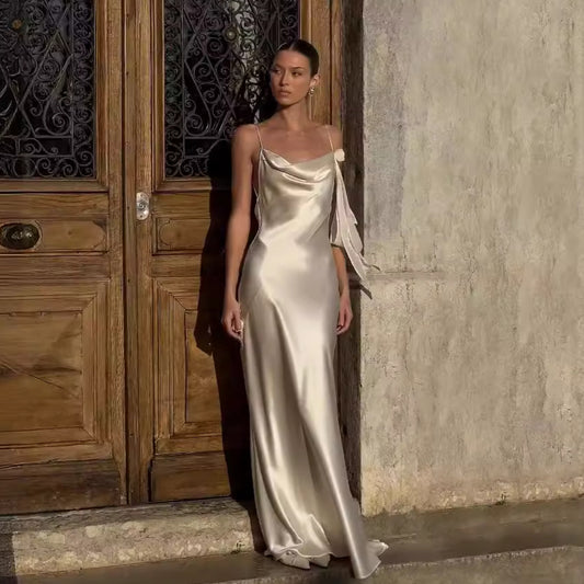 Dame Elegant aftenkjole med asymmetrisk design og flydende stof Stilla