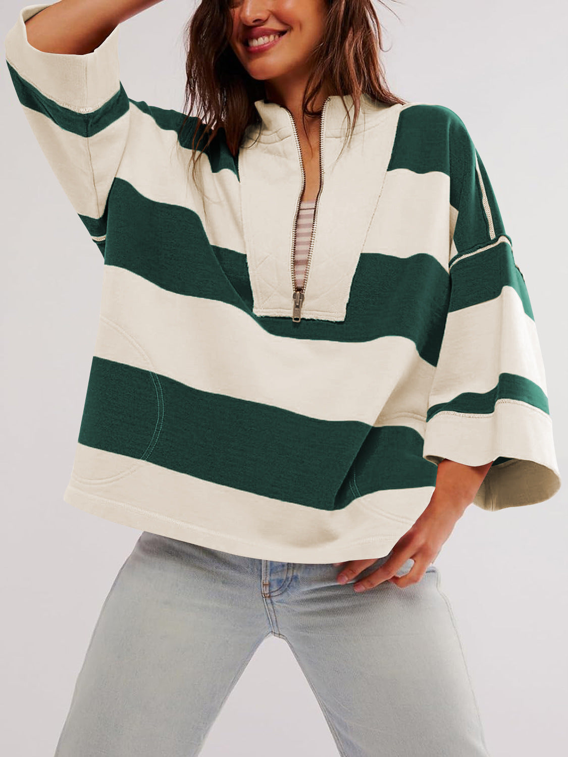 Dame afslappet hættetrøje med stilfuld ståkrave og bredt stribemønster Stilla