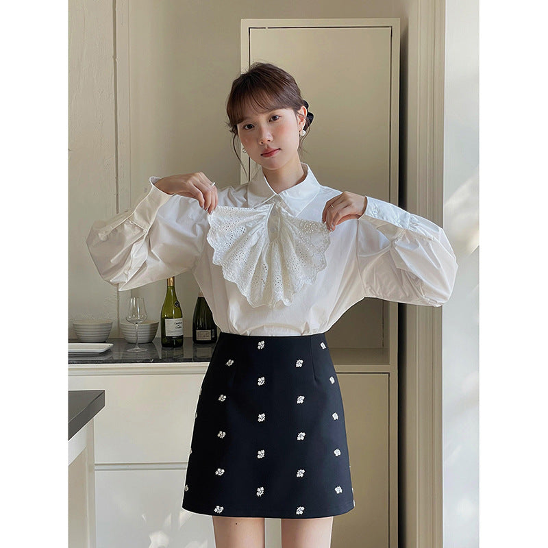 Dame elegant bluse med flæsedetalje og moderne knaplukning Stilla