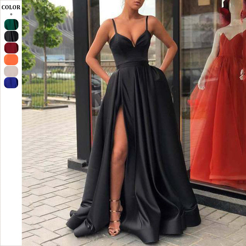 Dame Elegant aftenkjole med dyb slids og skinnende stof Stilla