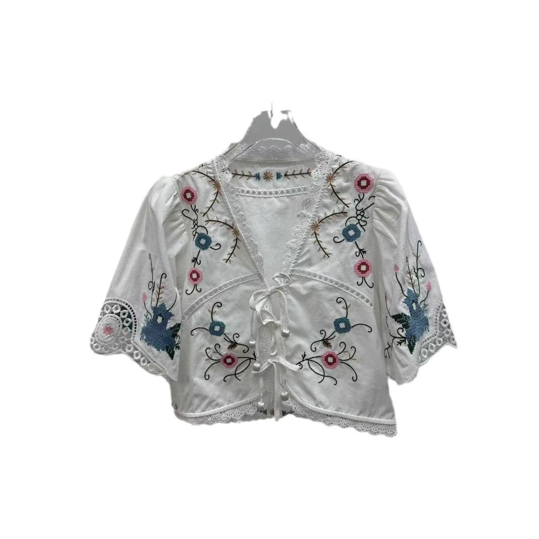 Dame Delikat broderet bluse med rynkedetaljer og snoretræk Stilla