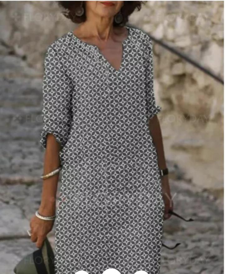 Dame afslappet kjole med grafisk print og gennemgående knapstolpe Stilla